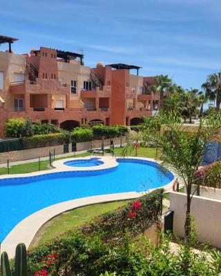 Apartamento coqueto con terraza y cerca de la piscina comunitaria y de la playa!