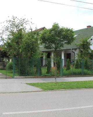 Boulevard Garden House - Free and save parking in the yard