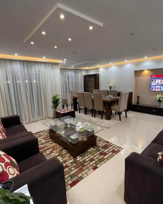 Superb & comfy 3BDR apartment with outstanding view شقة فندقية فاخرة فيو رائع للمطار