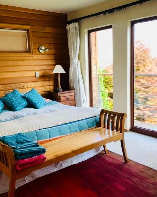 Suite abierta todo el año con vistas al campo, lago y ciudad