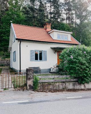 Charming house with wood stove near lake