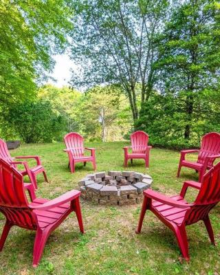 Sleeps 8! Fire Pit, Games, 15 Mins from Downtown Blue Ridge