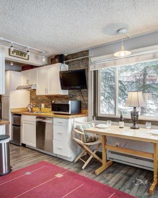 Petite Remodeled Corner Unit with Lots of Light, Onsite Hot Tubs, Walk to Town PM4A