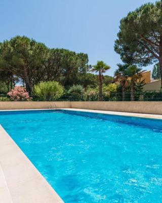 5 personnes piscine pinède et mer