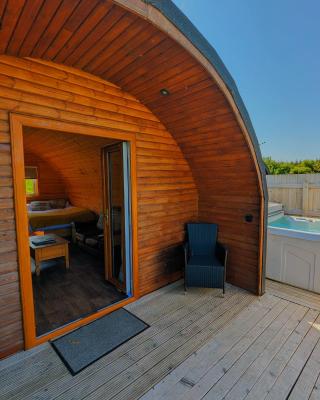 Pond View Pod 2 with Private Hot Tub -Pet Friendly- Fife - Loch Leven - Lomond Hills