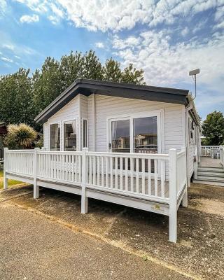 Beautiful Lodge With Decking In Hunstanton At Manor Park Ref 23023w