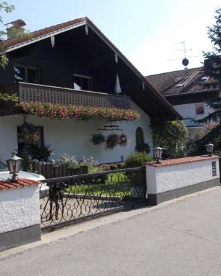 ROOM in apartment LOT SPACE & option COOKING & BREAKFAST self service & terrace - 9 km from A8 highway & superfast self checkin