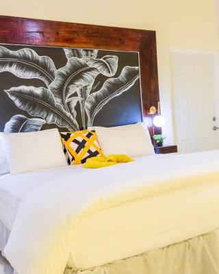 King Bed Studio/Gated/Fast Wi-Fi/Near Ocho Rios