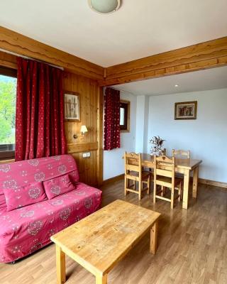 Bright 50 m cocoon with balcony in Combloux