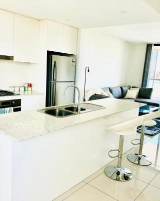 Modern 2 bedroom & 2 bathroom apartment with stunning Sydney CBD & Skyline Views!