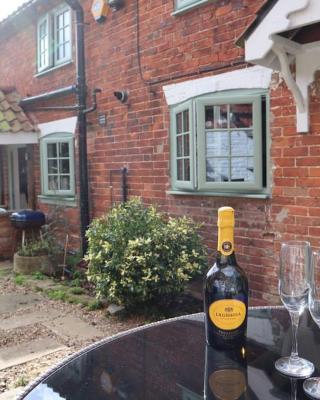 Cherry Tree Cottage Close to Belvoir Castle. Sleeps 6. Dogs v welcome.