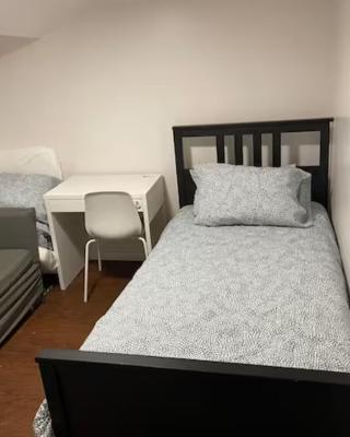 BASEMEWNT Room with private bathroom 36C