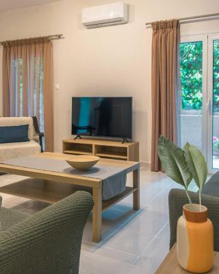 Coastal Getaway: Roomy Beachside Apartment!