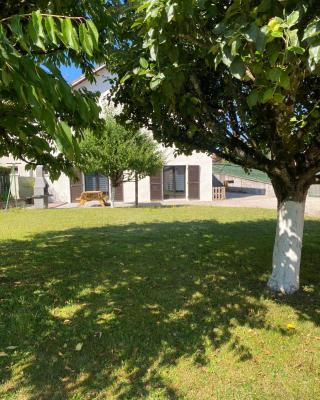 Maison chaleureuse au cœur du village Raddon