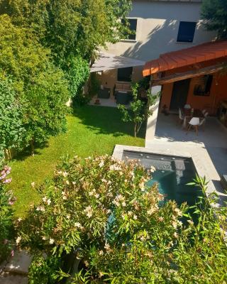 MAS DE VILLE AVEC PISCINE DANS SON COCON DE VERDURE - ESPRIT INDUSTRIEL