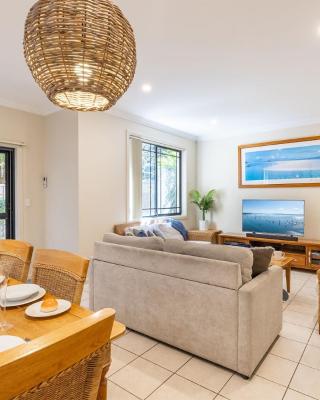 2 11a Christmas Bush Avenue - fantastic pet friendly townhouse close to Dutchies Beach with Wi-Fi and Air Con