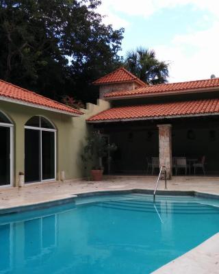 Casa Beard, Spacious Guest House with High Speed WiFi & Pool.