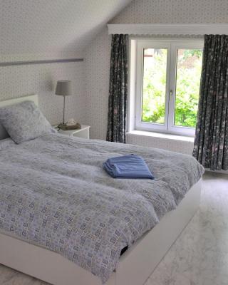 Suite familiale avec 2 Chambres dans une villa - quartier vert et boisé - 5 kms de Namur