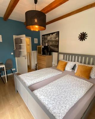 Kleines Doppelzimmer mit eigenem Bad und Kühlschrank, frisch saniert