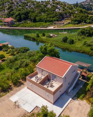 Apartmani Mostina near river