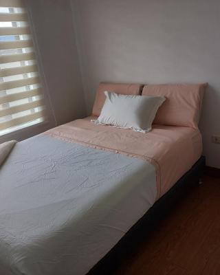 Habitación con cama doble y baño privado, para descansar