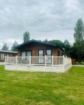 Lakeside View Lodge with Hot Tub