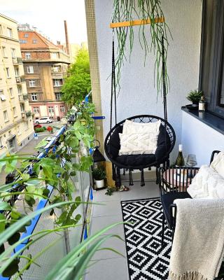 Design Apt in Old Town-Free Parking-Balcony