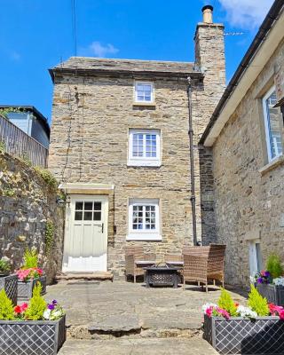 Puzzle Cottage, Quirky Dales Cottage for 2