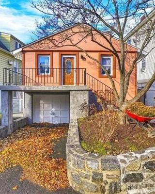 Entire Modern 1 Fam house/ 7 min walk to NYC Train