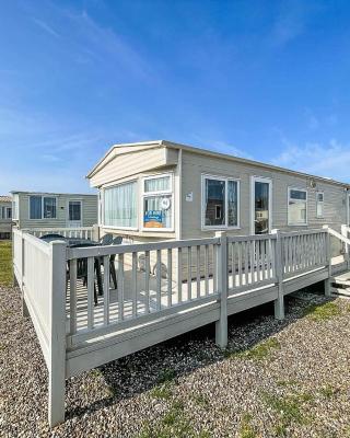 Spacious Caravan For Hire With Decking By The Beach In Suffolk Ref 40094nd