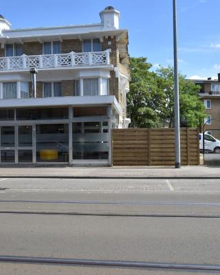 Former hotel in the centre and at 50 metres from the beach in Panne
