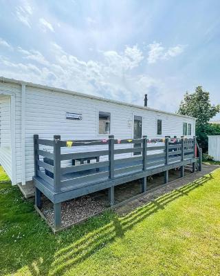Lovely 6 Berth Caravan With Decking, Close To The Beach In Suffolk Ref 68075bs