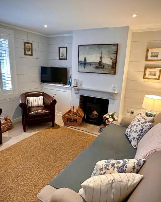 Stylish 3BR Cowes Cottage Close To The Waterfront