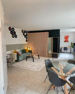 Modern City Apartment l Netflix l fast wifi l Xbox