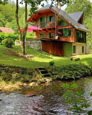 Vintage riverside house Slapnica, in the Žumberak Nature Park, finnish sauna and jacuzzi