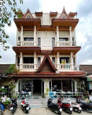 Holiday House Kata & Karon Phuket Hotel