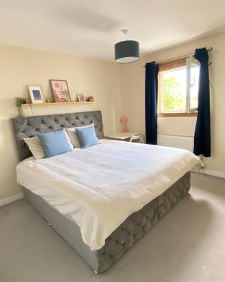 Cozy bedroom in shared accommodation with free parking