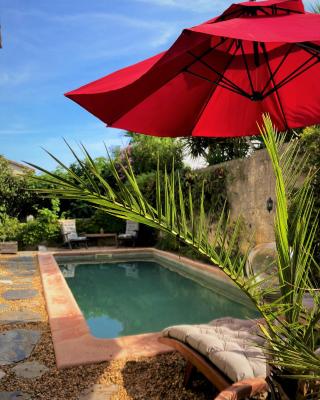 Chambre, terrasse et piscine de l'Impasse du Pressoir
