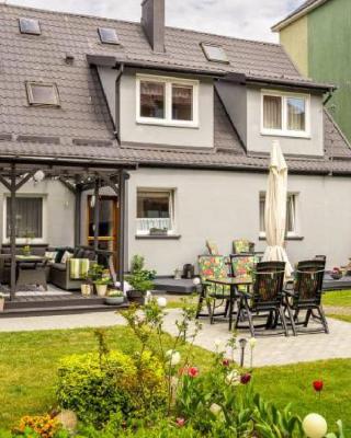 U Ewy! Pokoje gościnne z darmowym parkingiem! Duże ogrodzone podwórko! Centrum Ustki! Blisko Plaży!