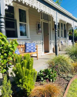 Mena-close to Ballarat CBD, self check-in with bath and cot