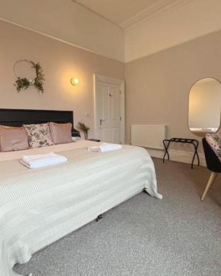 3 Sheets To The Wind, Boutique Holiday Apartment in Torquay