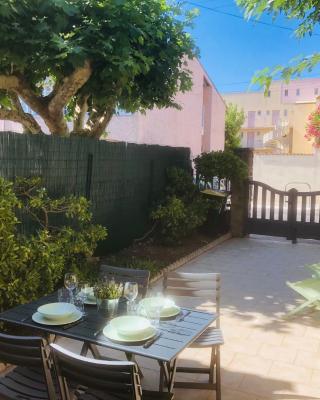 Maisonnette climatisée refaite à neuf avec parking à 300m de la plage