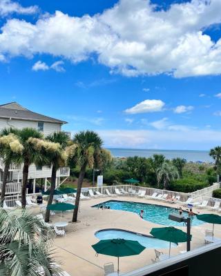 Beautiful Beach Condo With a Ocean View at The Breakers Coligny Beach Hilton head, Walk to all Shops Restaurants, Renovated for new season