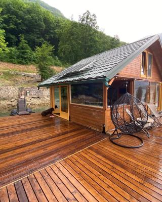 Viridian Three Boathouse Micah, PERUCAC LAKE