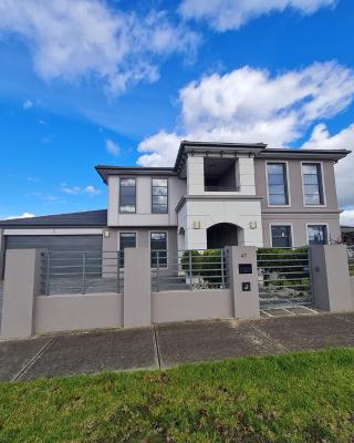 Stylish House in Geelong for Large Family or Group