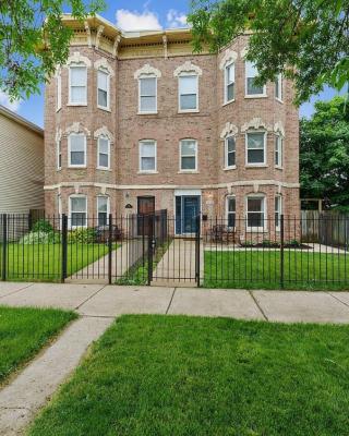 Spacious Row Home next Transit near Downtown w Parking