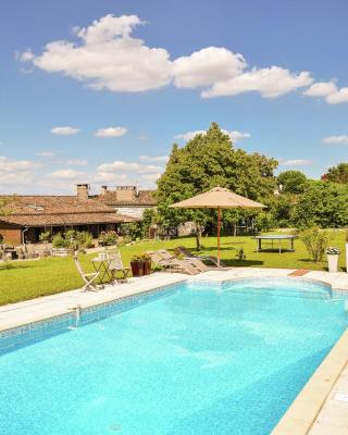 Snug cottage in Saint Eutrope De Born with pool