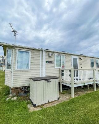 Modern 6 Berth Caravan For Hire At Fantasy Island In Skegness Ref 58009d