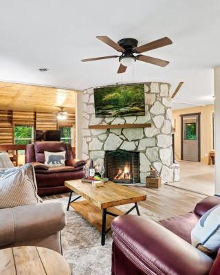 Beautiful Chalet with Fireplace and Large Game Room