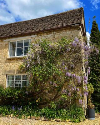 Cupcake Cottage: Quintessential Cotswold Cottage